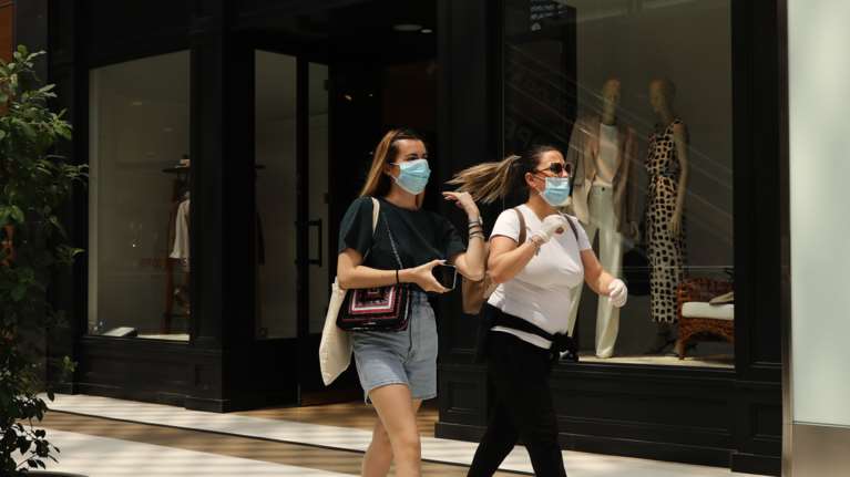 Προς άνοιγμα εμπορικών κέντρων και κέντρων αισθητικής από Δευτέρα - Σύσκεψη Μητσοτάκη με λοιμωξιολόγους