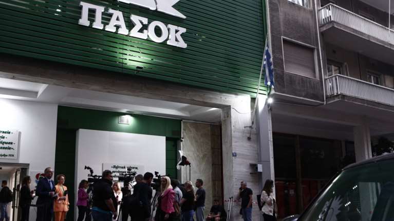 Το μισό δισ. έφθασε το χρέος του ΠΑΣΟΚ ισχυρίζεται η εφημερίδα Δημοκρατία - Η οργισμένη αντίδραση της Χαριλάου Τρικούπη