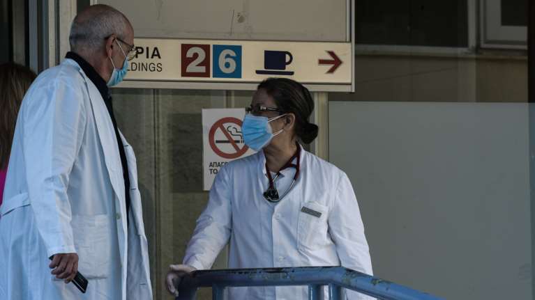Κορονοϊός: Στα νοσοκομεία με τα φύλλα πορείας οι 206 γιατροί που επιστρατεύτηκαν - Στο 90% η προσέλευση