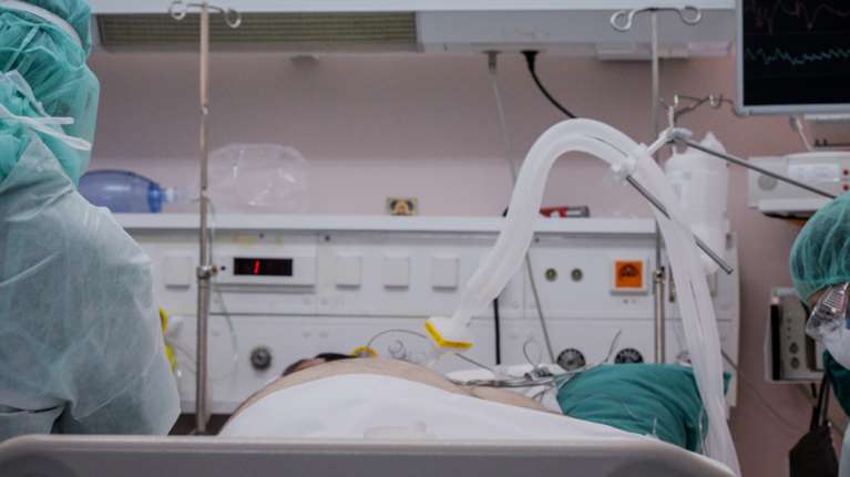 Κορονοϊός: 1.505 νέα κρούσματα και 37 θάνατοι - Στους 586 οι διασωληνωμένοι