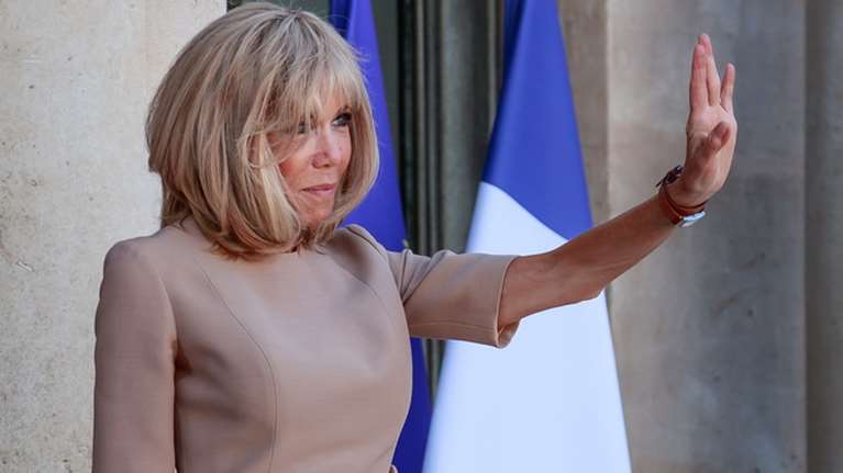 Η Μπριζίτ Μακρόν εξομολογείται: Ήμουν αβοήθητη και τρομοκρατημένη όταν έγινα μητέρα στα 21