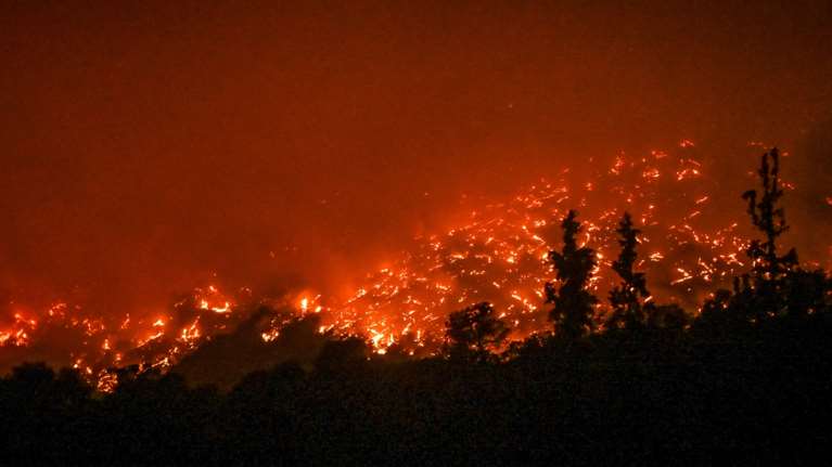 Φωτιά στον Ασπρόπυργο: Μάχη με τις φλόγες στην περιοχή Σοφό - Ανησυχία να μην εξαπλωθεί στο βουνό [βίντεο]