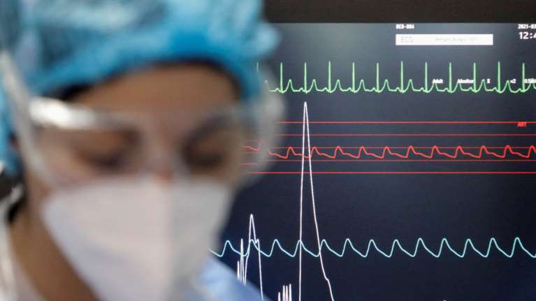 Κορονοϊός: 907 νέα κρούσματα και 30 θάνατοι - Στους 497 οι διασωληνωμένοι