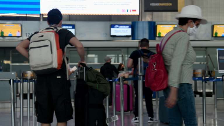 Για ποιους τουρίστες θα είναι υποχρεωτικό το τεστ στα ελληνικά  αεροδρόμια - Σε καραντίνα μέχρι να βγει το αποτέλεσμα