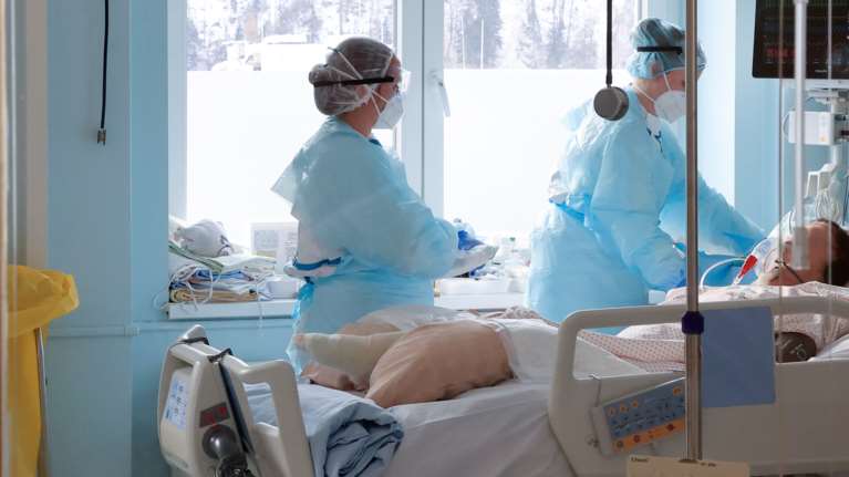 Κορονοϊός: Νέο άλμα με 37.676 νέα κρούσματα σήμερα, 65 θάνατοι, 634 διασωληνωμένοι