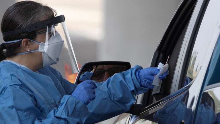 Κορονοϊός: Προβληματισμός από την αύξηση των κρουσμάτων λόγω τουρισμού - Κοντά στο "κόκκινο" όριο των 50 ημερησίως