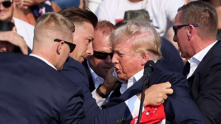 Πυροβόλησαν τον Τραμπ σε προεκλογική συγκέντρωση: Ελαφρύς ο τραυματισμός του - Νεκρός ο δράστης και ένας πολίτης [βίντεο]