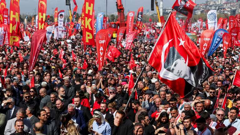 Χιλιάδες διαδηλωτές στην Κωνσταντινούπολη υπέρ του Ιμάμογλου παρά τη συνεχιζόμενη καταστολή