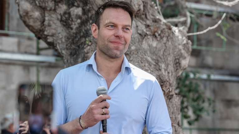 Ο Κασσελάκης μετράει με πόσα αυτοκίνητα και μηχανές πήγε ο Μητσοτάκης σε σχολείο της Θεσσαλονίκης: 19 + 10 [βίντεο]