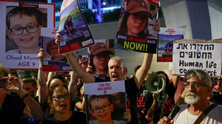 Ισραήλ: Μεγαλειώδης πορεία από συγγενείς ομήρων και χιλιάδες υποστηρικτές - Πάνε στο σπίτι του Νετανιάχου