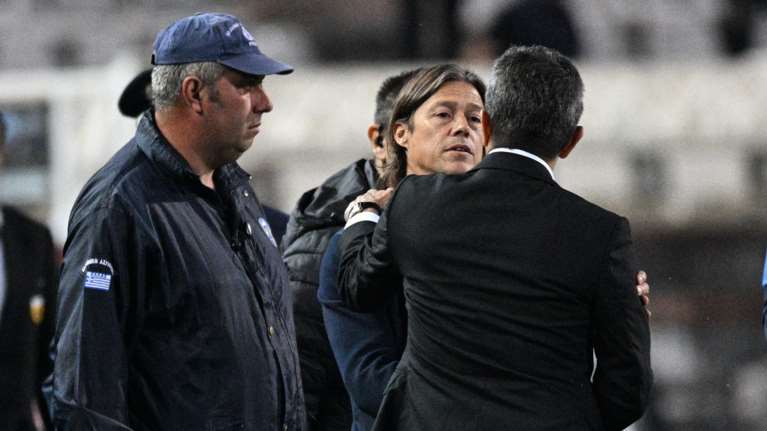 ΔΕΑΒ: Πρόστιμο 20.000 ευρώ στον Αλμέιδα για την κίνηση να πιάσει από τον λαιμό αξιωματούχο- Ίδια τιμωρία και για ΠΑΟΚ