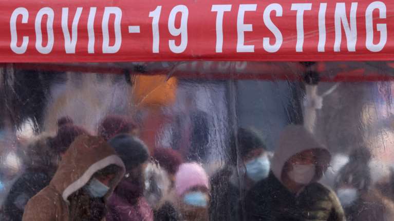 Συναγερμός στις ΗΠΑ: Αυξάνονται ξανά τα κρούσματα κορονοϊού - Η εξήγηση των ειδικών