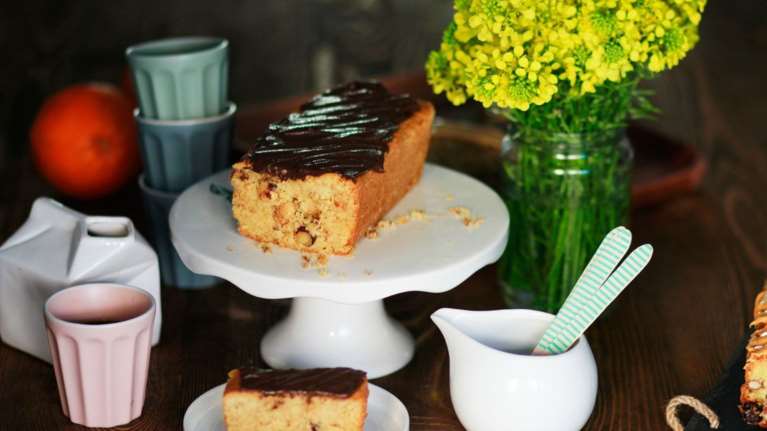 Συνταγή για ζουμερό νηστίσιμο κέικ με σοκολάτα και φουντούκια, χωρίς γλουτένη