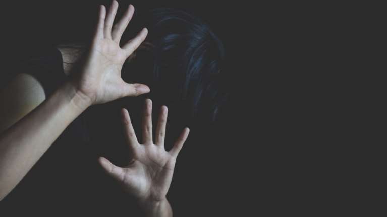 Θεσσαλονίκη: 44χρονος επιχείρησε να πνίξει με κορδόνια τη σύντροφό του - Σωθηκε επειδή έκανε πολεμικές τέχνες