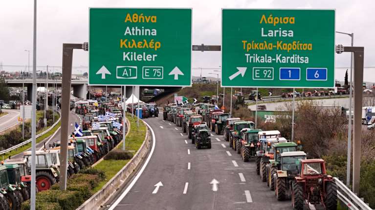 Παραμένουν στο μπλόκο της Νίκαιας οι αγρότες - Συνεχίζουν τις κινητοποιήσεις και μετά τις γιορτές