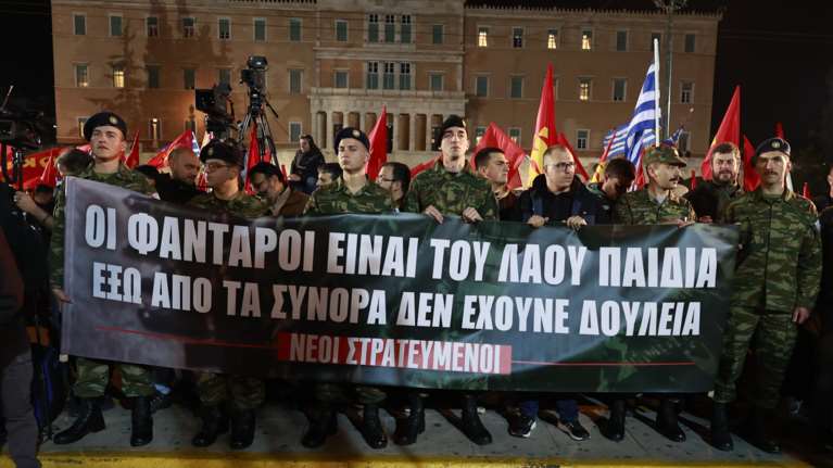 Κλειστοί δρόμοι στο κέντρο της Αθήνας - Αντιπολεμική συγκέντρωση του ΚΚΕ [εικόνες]