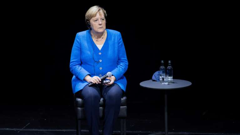 Η Μέρκελ καταδικάζει την εισβολή της Ρωσίας και εκφράζει την αλληλεγγύη της στην Ουκρανία