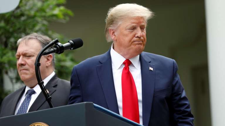 Εκτός ελέγχου ο Τραμπ: Τώρα τα έβαλε και με τον Πομπέο γιατι δεν βρήκε κάτι που να ενοχοποιεί την Κλίντον