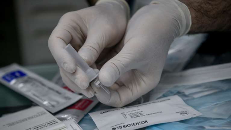 Κορονοϊός: 2.400 νέα κρούσματα - 21 θάνατοι - 130 διασωληνωμένοι