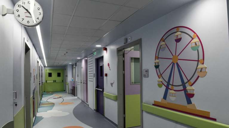 Θεσσαλονίκη: Μάχη για τη ζωή του δίνει το 2χρονο κοριτσάκι - Τυλίχτηκε στις φλόγες το φόρεμά της μετά από ανάφλεξη βενζίνης