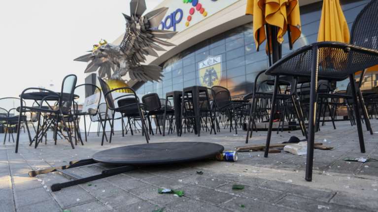 Ν. Φιλαδέλφεια: Η επίσημη ανακοίνωση της ΕΛΑΣ για τα βίαια επεισόδια - Και Έλληνες οπαδοί μαζί με τους Κροάτες, 98 οι συλλήψεις