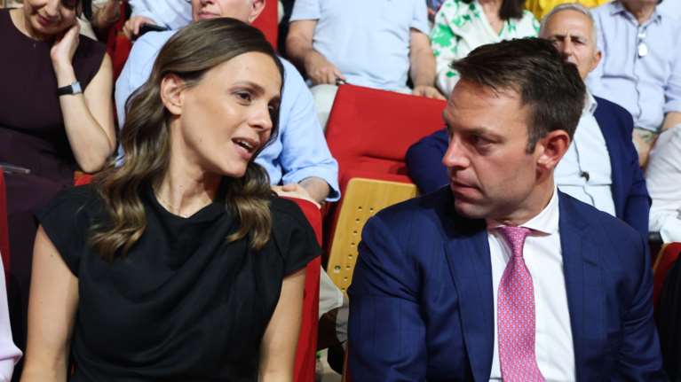 Η ΕφΣυν χαρακτηρίζει τον Κασσελάκη "θείο από το Σικάγο", αλλά αρνείται ότι υποστηρίζει την Αχτσιόγλου