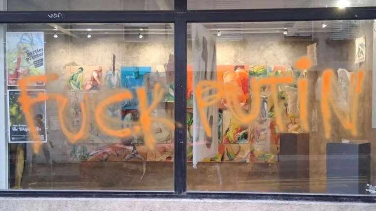 Παρίσι: Άγνωστοι βανδάλισαν την γκαλερί όπου δουλεύει η φερόμενη νόθα κόρη του Πούτιν [εικόνες]