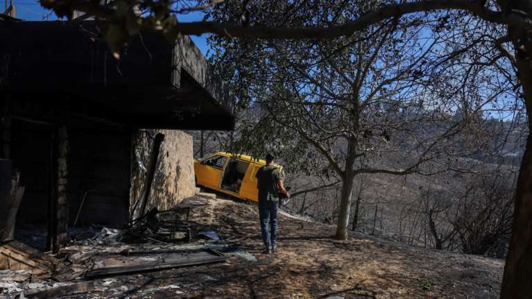 Αυτοψίες στα καμένα της Αττικής: 78 ακατάλληλες προς χρήση κατοικίες από τις 112- Οι αποζημιώσεις στις επιχειρήσεις