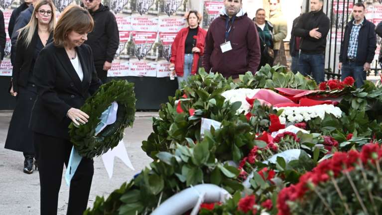 Στεφάνι στο Πολυτεχνείο κατέθεσε η Κ. Σακελλαροπούλου: &quot;Χρέος μας η προάσπιση της δημοκρατίας με την ίδια ακλόνητη βούληση&quot;