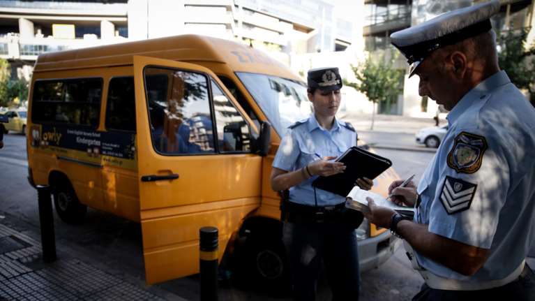 Καλύβια: Οδηγός σχολικού με 40 μαθητές συνελήφθη χωρίς δίπλωμα - Του το είχαν πάρει για αλκοόλ και επικίνδυνη οδήγηση
