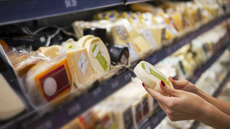 Ποιες βιομηχανίες μειώνουν τις τιμές στα ράφια των σούπερ μάρκετ και γιατί