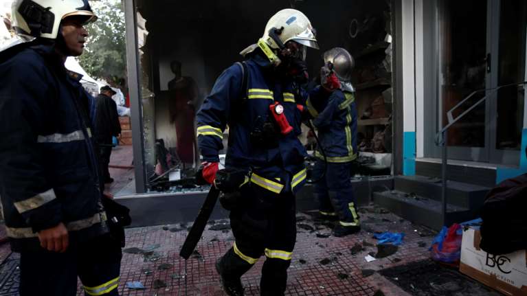 Συναγερμός στον Πειραιά: Πυρκαγιά σε κατάστημα - Απεγκλωβίστηκαν δύο άτομα