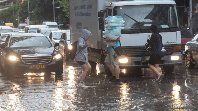 Σφοδρή καταιγίδα και χαλαζόπτωση χτύπησε τη Θεσσαλονίκη - Ποτάμια οι δρόμοι στο κέντρο της πόλης [Εικόνες - Βίντεο]