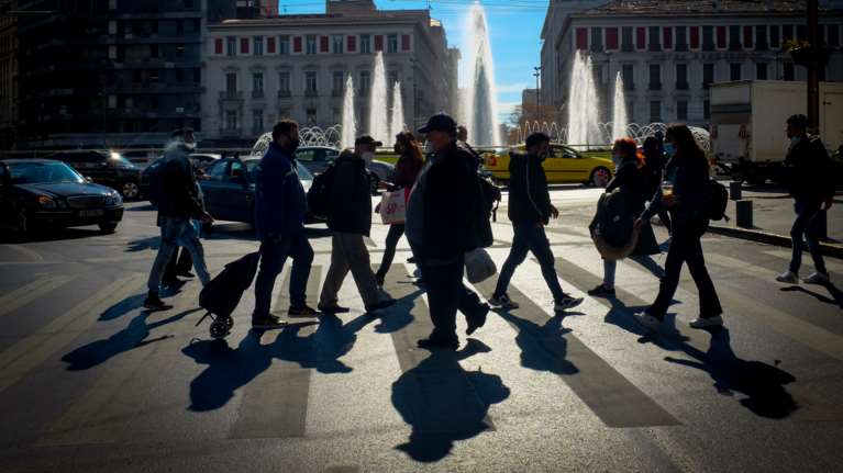 Αντίστροφη μέτρηση για το τέλος του lockdown: Την Τετάρτη οι ανακοινώσεις για υπερτοπικές μετακινήσεις, ωράριο και sms