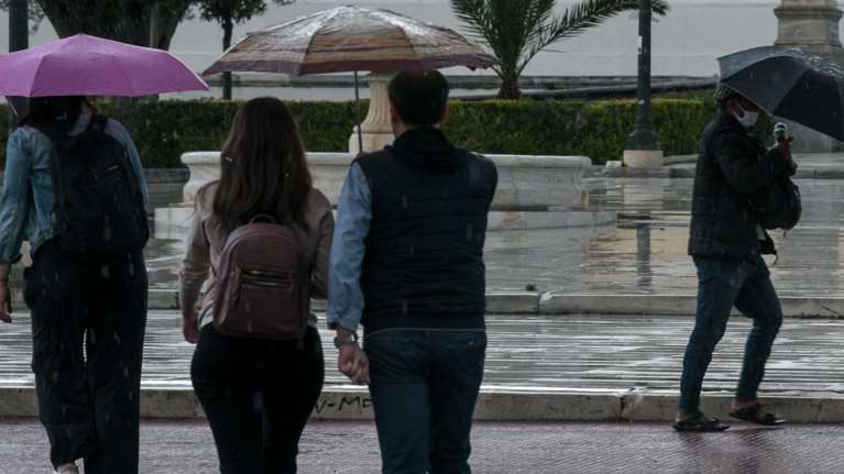 Εκτακτο από meteo: Έρχονται βροχές και καταιγίδες με πολλούς κεραυνούς το μεσημέρι