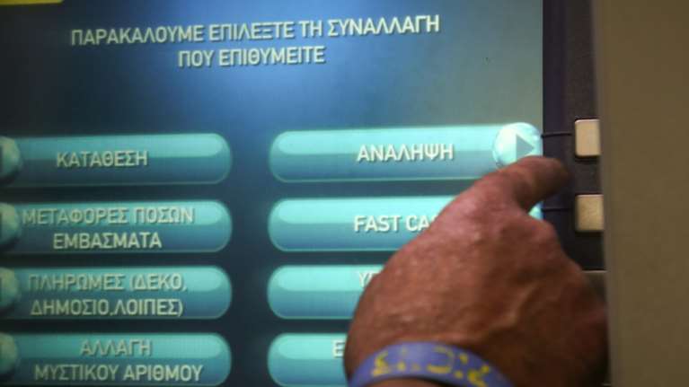 Οι έξι τραπεζικές χρεώσεις που από σήμερα ή μειώνονται ή καταργούνται - Από πληρωμή λογαριασμών έως ανάληψη χρημάτων