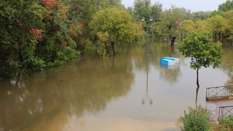 Κακοκαιρία Daniel: Δραματική νύχτα στη Λάρισα - Μήνυμα από το 112 στη Φαρκαδόνα - Έσπασε το φράγμα της Πηνειάδας
