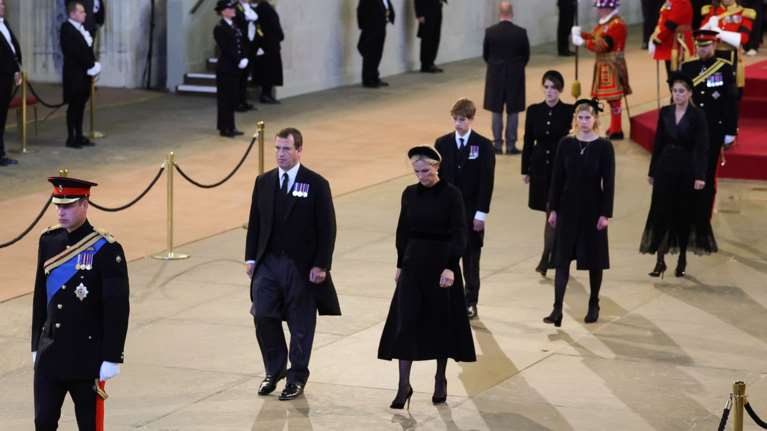 Βασίλισσα Ελισάβετ: Με στολή στην αγρυπνία Ουίλιαμ και Χάρι - Γύρω από το φέρετρό της όλα τα εγγόνια