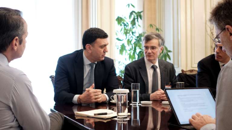 Έκτακτη σύσκεψη στο Μαξίμου για τον κορονοϊό με ευρύτατη σύνθεση - Στο τραπέζι νέα μέτρα