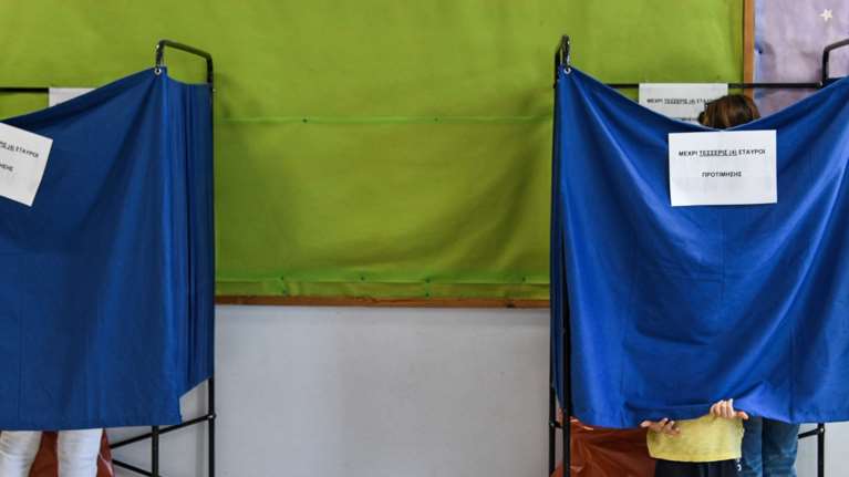 Δημοσκόπηση Opinion Poll: ΟΠΕΚΕΠΕ και ακρίβεια "τρώνε" την κυβέρνηση - Ποια κόμματα είναι κερδισμένα