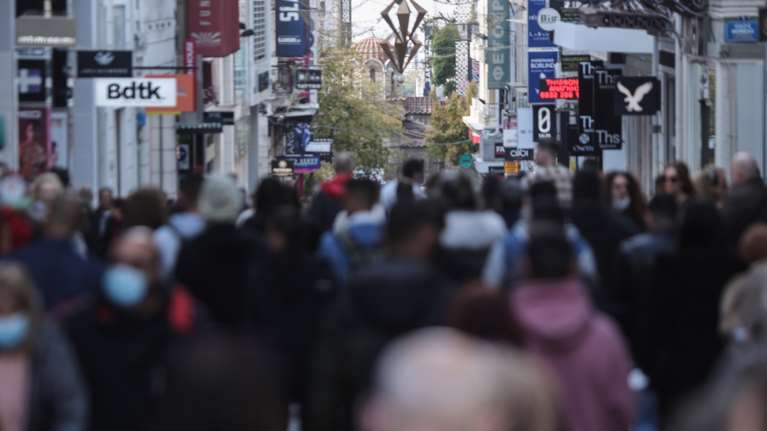 Η ώρα των δημοσίων υπαλλήλων: Οι αυξήσεις στους μισθούς και οι μειώσεις στην παρακράτηση φόρου - Παραδείγματα