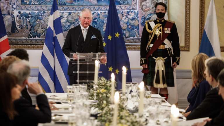 Συγκινητικός ο Κάρολος: &quot;Χαίρε, ω χαίρε Ελευθερία&quot; - Το δείπνο στο Προεδρικό Μέγαρο για τα 200 χρόνια από την Επανάσταση [Εικόνες - Βίντεο]