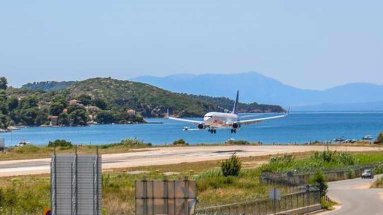 &quot;Πάτησαν&quot; στην Σκιάθο οι πρώτοι Βρετανοί τουρίστες - Μέτρα υγειονομικής ασφάλειας παντού για τα τρία αεροπλάνα [Εικόνες]