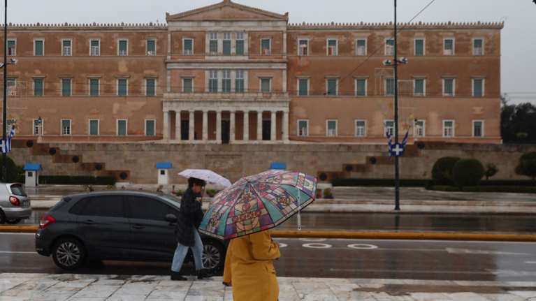 Άστατος ο καιρός την Παραμονή Χριστουγέννων: Βροχές και καταιγίδες σε πολλές περιοχές