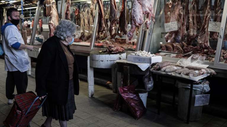 Πάσχα της ακρίβειας: Κατακόρυφη αύξηση στο τυπικό τραπέζι - Στα 12 ευρώ το αρνί - Τι πρέπει να προσέξουν οι καταναλωτές