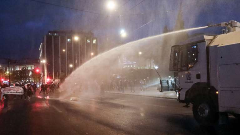Επεισόδια με χημικά στο Σύνταγμα, στο πανεκπαιδευτικό συλλαλητήριο - Δακρυγόνα και ρίψεις νερού [Εικόνες - Βίντεο]
