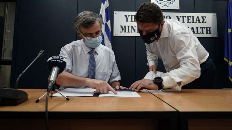 Κορονοϊός: Συναγερμός για την &quot;έκρηξη&quot; στη Δυτική Αττική - Έκτακτη σύσκεψη Τσιόδρα και Χαρδαλιά