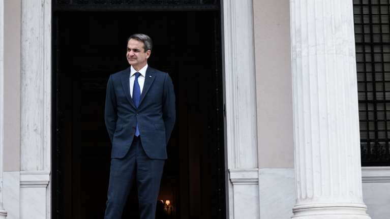 Γιατί βάζει φρένο στην παροχολογία η κυβέρνηση: Ο φόβος των αγορών και το αρνητικό παράδειγμα της Λιζ Τρας