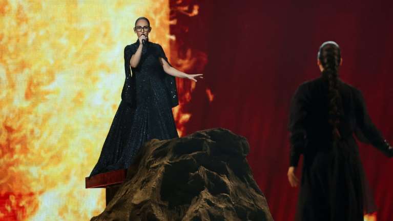 Eurovision 2025: Ποια είναι η &quot;μαυροφορεμένη μάνα&quot; που ήταν μαζί με την Κλαυδία στη σκηνή και εντυπωσίασε [βίντεο]
