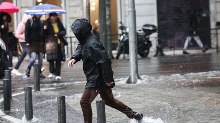 Ραγδαία αλλαγή του σκηνικού του καιρού: Βροχές και &quot;βουτιά&quot; του υδράργυρου έως 8 βαθμούς